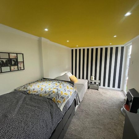 Beautiful Place To Live Near Heathrow Windsor Legoland & Free Parking Onsite Burnham  Bagian luar foto