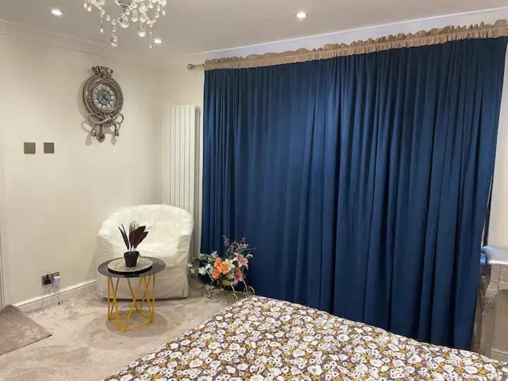 Beautiful Place To Live Near Heathrow Windsor Legoland & Free Parking Onsite Burnham  Bagian luar foto